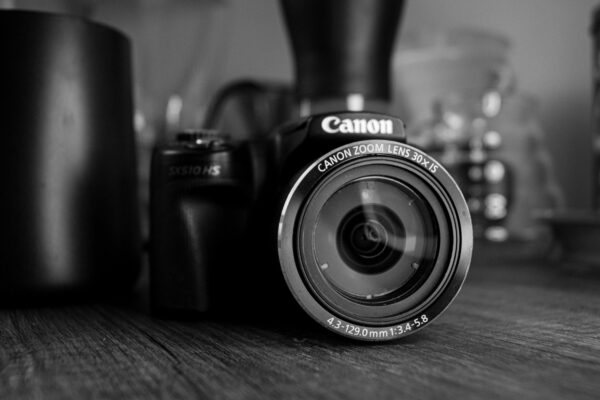 DSLR vs Video Camera: Which One Should You Buy? 